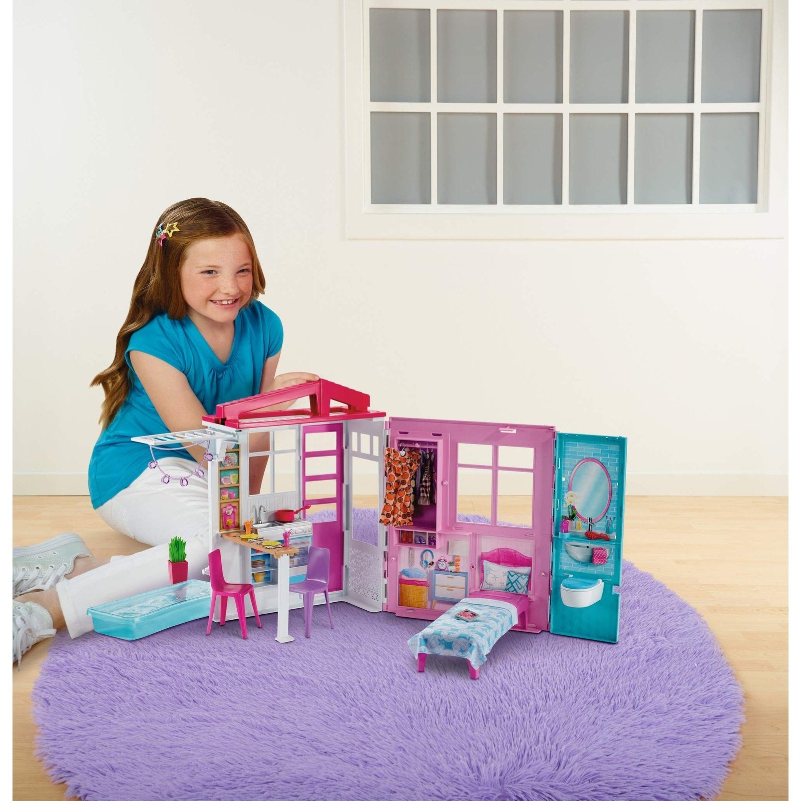 Barbie Casa de muñecas, juego portátil de 1 piso con piscina y accesorios